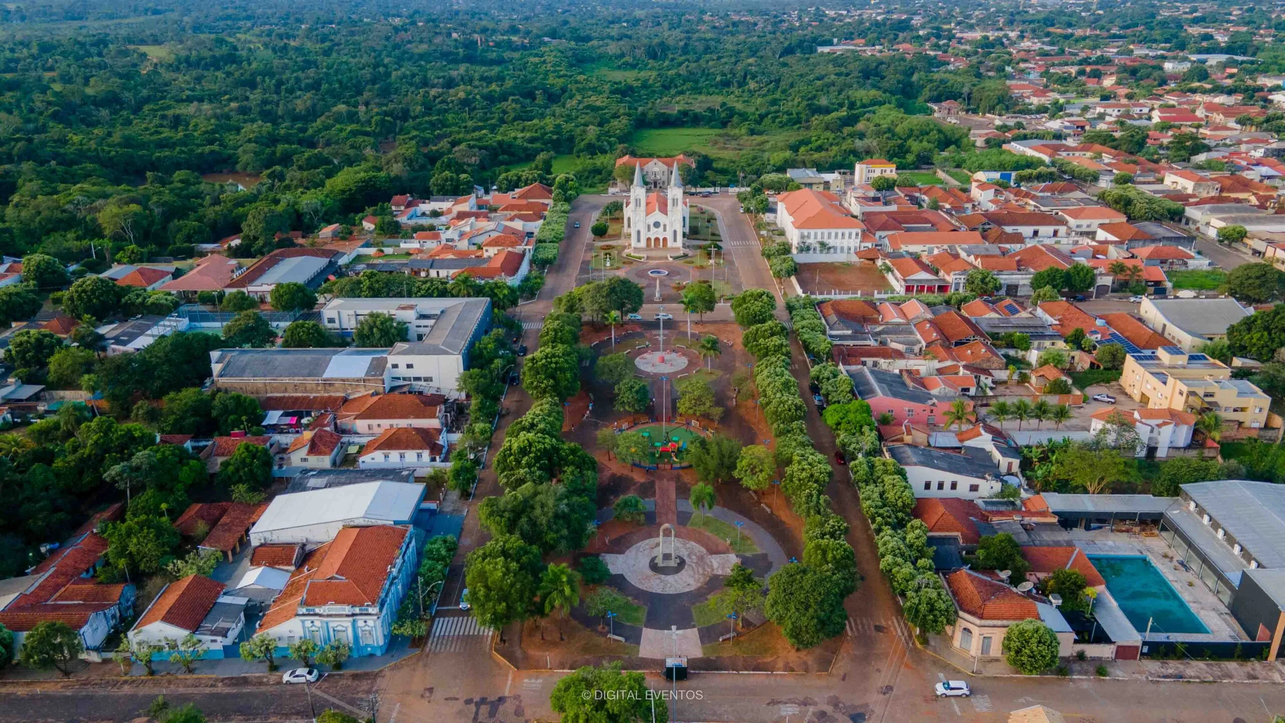 Foto aérea de cidade com drone em Mato Grosso do Sul