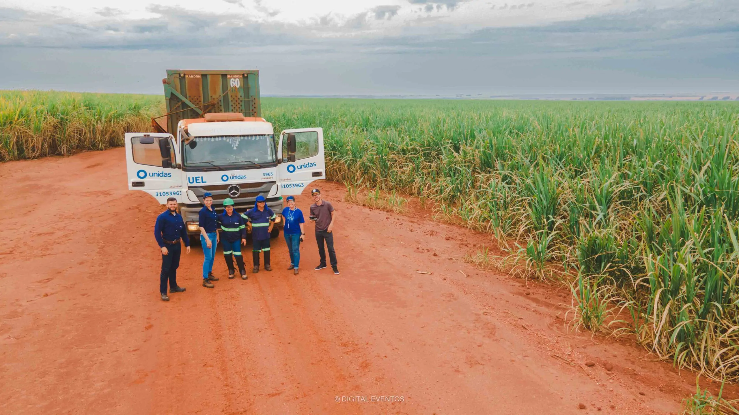 Foto aérea com drone para equipe corporativa em fazenda