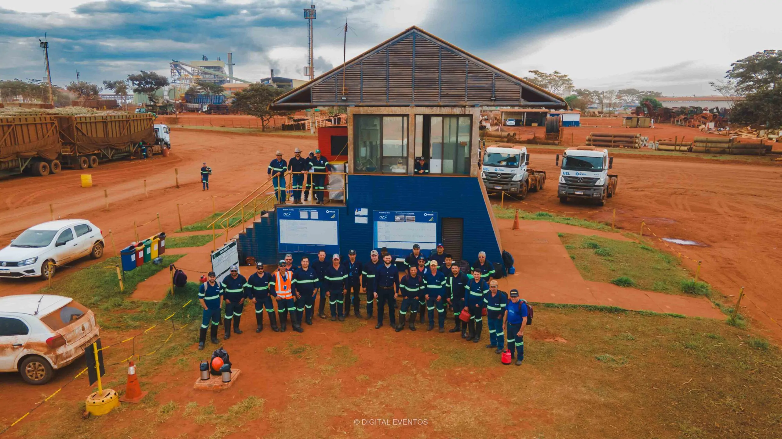 Foto aérea corporativa com drone para equipe e obra industrial
