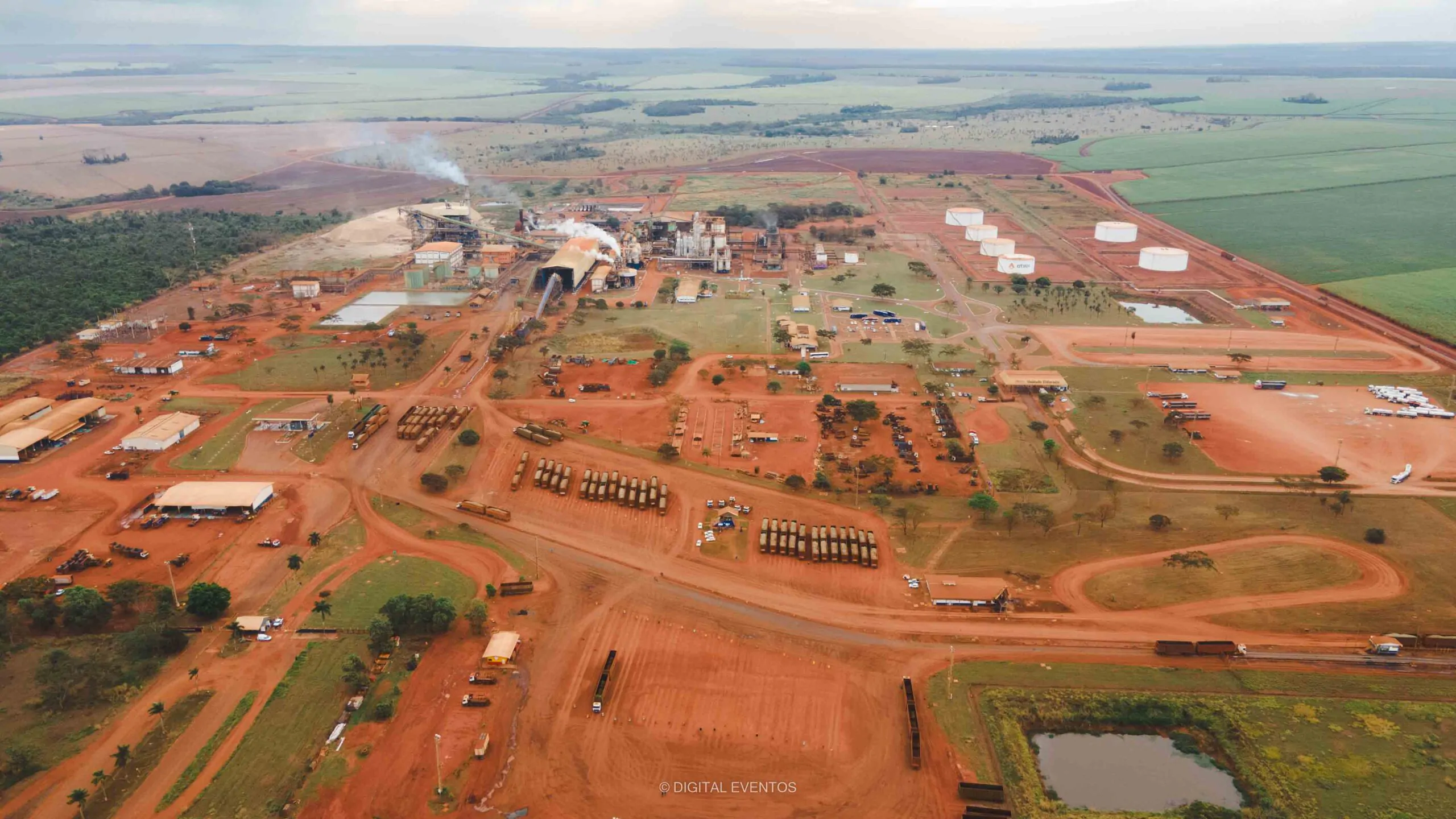 Vista aérea industrial com drone para empresa e agronegócio