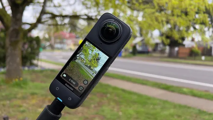 Câmera Insta360 X4 para fotos e vídeos 360°