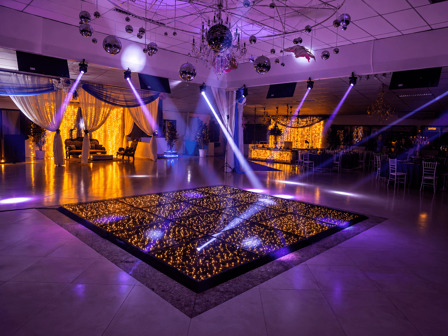 Pista Paris em Curitiba com efeito céu estrelado para casamento